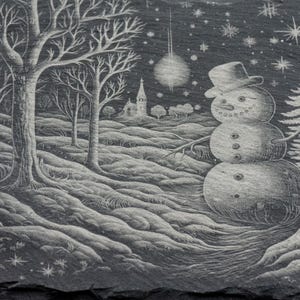 K&ouml;nnte beinhalten: Eine Schwarzwei&szlig;illustration eines Schneemanns mit einem schwarzen Zylinder und einem Kiefernbaum im Hintergrund. Die Illustration befindet sich auf einem Schiefergrund mit einer wei&szlig;en, schneebedeckten Landschaft.
