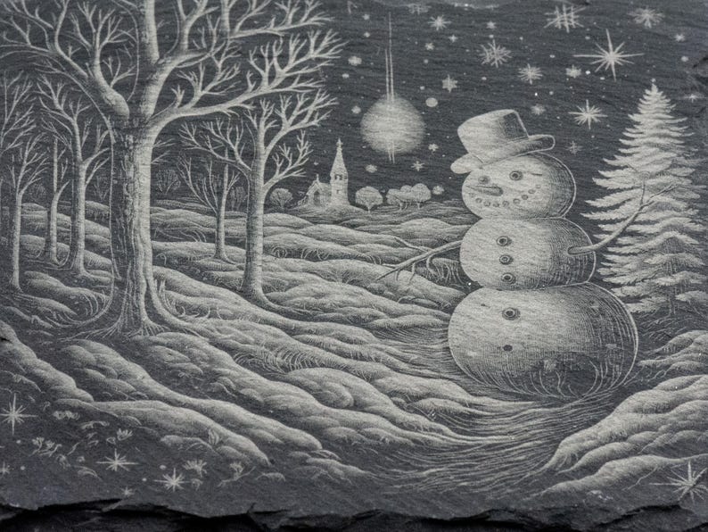 K&ouml;nnte beinhalten: Eine Schwarzwei&szlig;illustration eines Schneemanns mit einem schwarzen Zylinder und einem Kiefernbaum im Hintergrund. Die Illustration befindet sich auf einem Schiefergrund mit einer wei&szlig;en, schneebedeckten Landschaft.