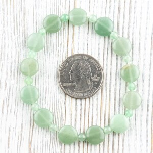 Peut inclure: Un bracelet en jade vert avec des perles de forme ovale. Le bracelet est environ de la taille d'une pi&egrave;ce de 25 cents am&eacute;ricaine.
