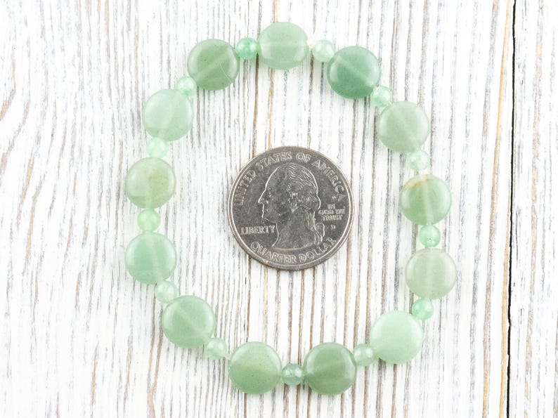 Peut inclure: Un bracelet en jade vert avec des perles de forme ovale. Le bracelet est environ de la taille d'une pi&egrave;ce de 25 cents am&eacute;ricaine.
