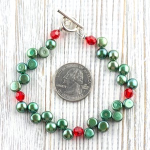 Jularmband med gröna sötvattenspärlor och röda kristaller • Julsmycken • Mistelarmband bild 3