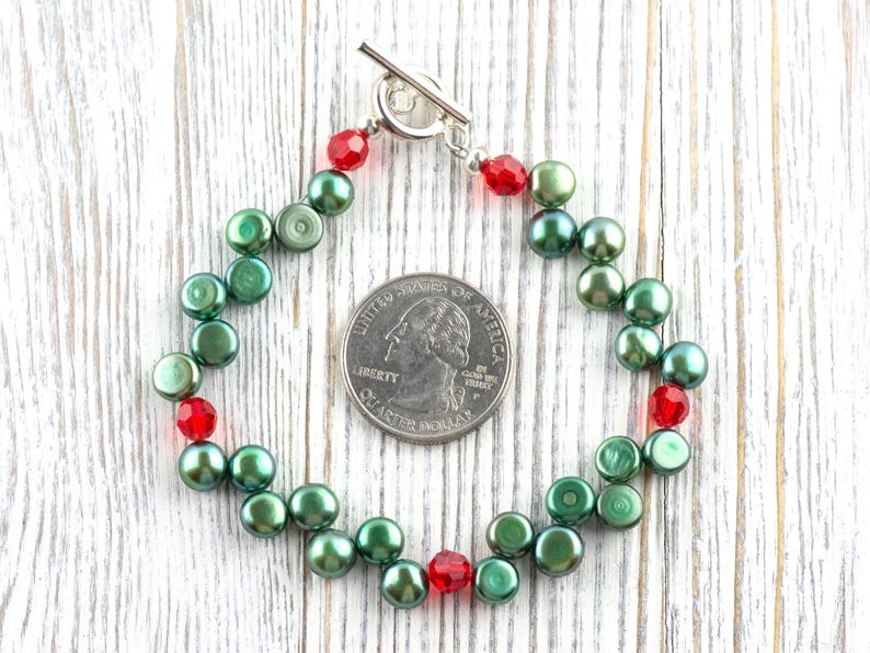 Jularmband med gröna sötvattenspärlor och röda kristaller • Julsmycken • Mistelarmband bild 3