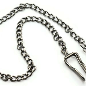 K&ouml;nnte beinhalten: Eine silberne Taschenuhrkette mit einem T-Bar-Verschluss und einem Drehhaken.