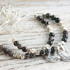 Zwarte keizerlijke jaspis oorringen met zilveren munt • Edelsteensieraden • Boho-hangoorbellen • Sieraden Cadeau voor haar afbeelding 1