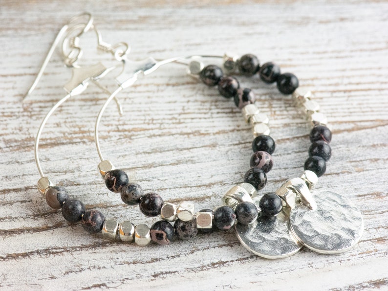 Zwarte keizerlijke jaspis oorringen met zilveren munt • Edelsteensieraden • Boho-hangoorbellen • Sieraden Cadeau voor haar afbeelding 1
