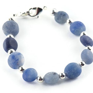 Mattblått utbytbart klockarmband med stretchpärlor i sodalit • Armband med medicinsk ID • Enkel sträng • Handgjorda smycken bild 2