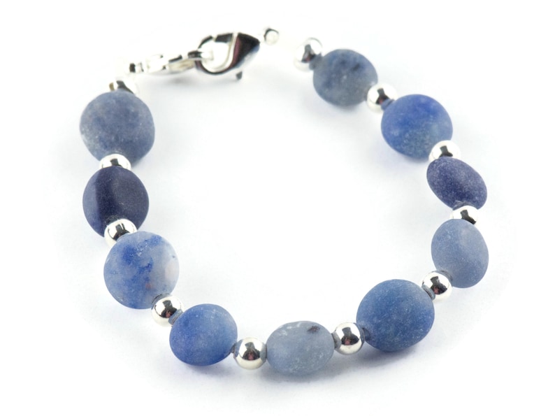 Mattblått utbytbart klockarmband med stretchpärlor i sodalit • Armband med medicinsk ID • Enkel sträng • Handgjorda smycken bild 2