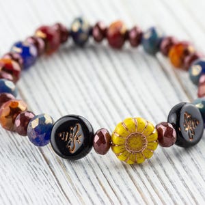 Humla blommig pärlsträckt armband, färgglada handgjorda fasetterade tjeckiska glas smycken, naturinspirerad solros modeaccessoar bild 4