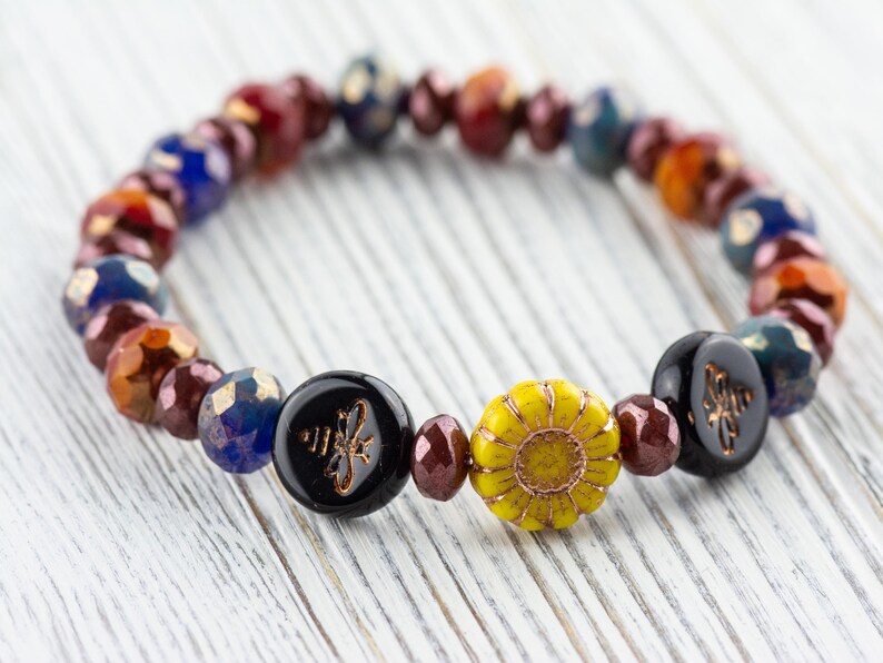 Humla blommig pärlsträckt armband, färgglada handgjorda fasetterade tjeckiska glas smycken, naturinspirerad solros modeaccessoar bild 4