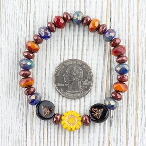 Humla blommig pärlsträckt armband, färgglada handgjorda fasetterade tjeckiska glas smycken, naturinspirerad solros modeaccessoar bild 3
