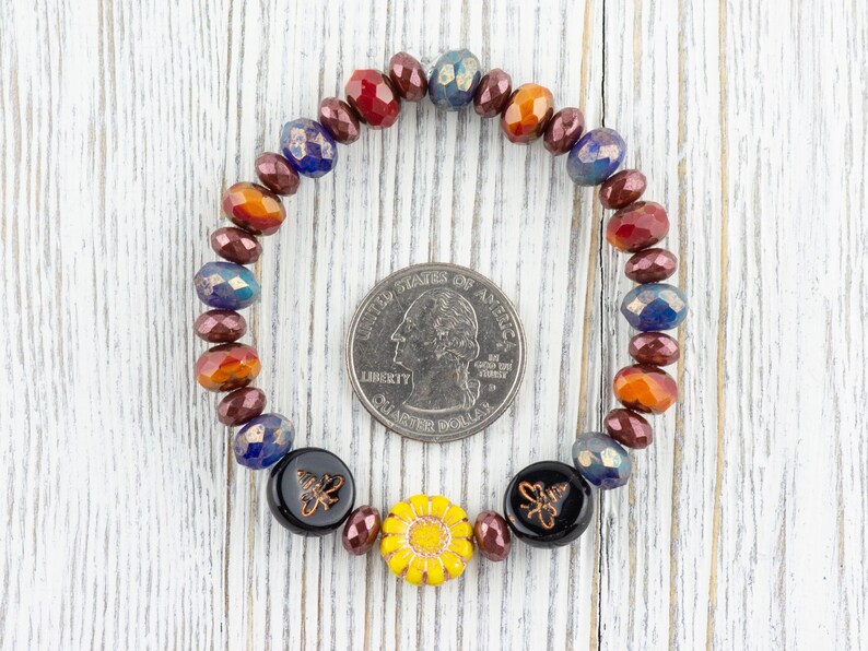Humla blommig pärlsträckt armband, färgglada handgjorda fasetterade tjeckiska glas smycken, naturinspirerad solros modeaccessoar bild 3