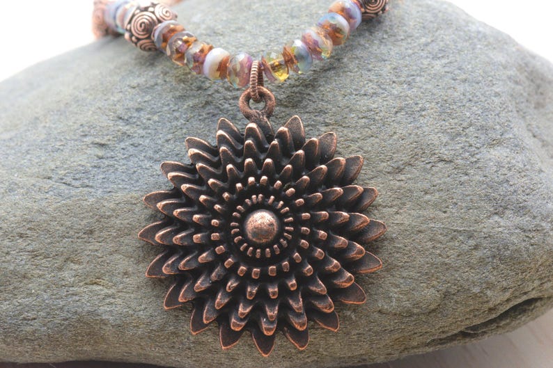 Collar de margaritas de bronce aguamarina con colgante de flor, cadena de cobre y cierre de palanca. Joyería de cuentas hecha a mano. imagen 1