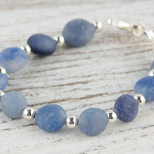 Mattblått utbytbart klockarmband med stretchpärlor i sodalit • Armband med medicinsk ID • Enkel sträng • Handgjorda smycken bild 1