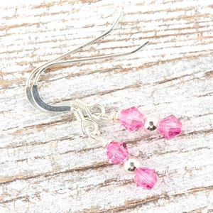 Örhängen med oktobers födelsesten, present till oktoberörhängen, minimalistiska Swarovski-örhängen, rosa Swarovski-örhängen, födelsedagsörhängen bild 2