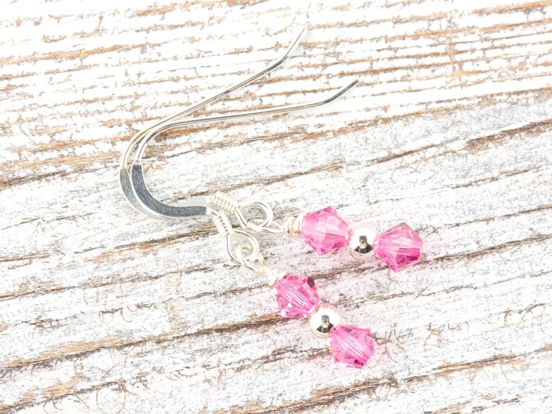 Örhängen med oktobers födelsesten, present till oktoberörhängen, minimalistiska Swarovski-örhängen, rosa Swarovski-örhängen, födelsedagsörhängen bild 2