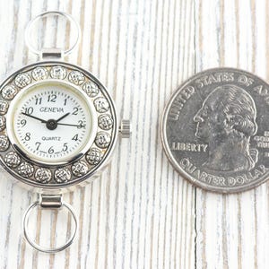 Orologio rotondo con quadrante bianco e finitura argentata a forma di dente di leone • Orologio fai da te con perline • Creazione di gioielli • Analogico • Anelli e batteria inclusi immagine 4