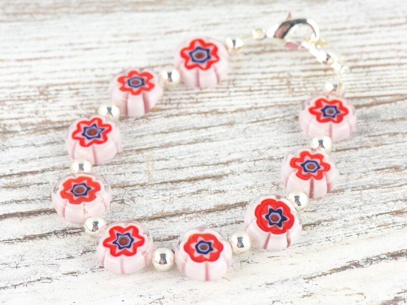 Pulsera de reloj elástica con cuentas intercambiables de cristal rojo roto • Pulsera de identificación médica • Hebra única • Joyería hecha a mano imagen 1
