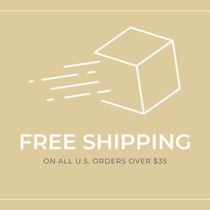 K&ouml;nnte beinhalten: Eine wei&szlig;e Umrandung einer Box mit einem wei&szlig;en Linienmuster, das Geschwindigkeit darstellt, auf einem hellbraunen Hintergrund. Der Text "FREE SHIPPING ON ALL U.S. ORDERS OVER $35" befindet sich unterhalb der Box.