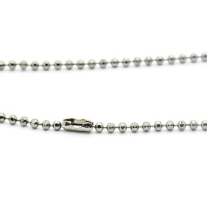 Puede incluir: Un collar de cadena de bolas de plata con cierre de mosquet&oacute;n.