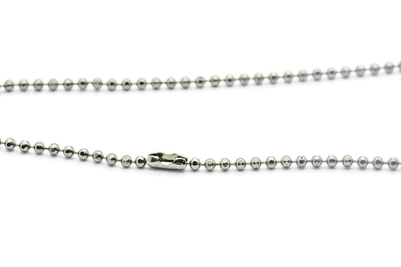 Puede incluir: Un collar de cadena de bolas de plata con cierre de mosquet&oacute;n.