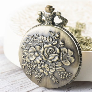 Collana lunga con orologio da taschino in bronzo con rose / Orologi unici / Gioielli ispirati alla natura immagine 1