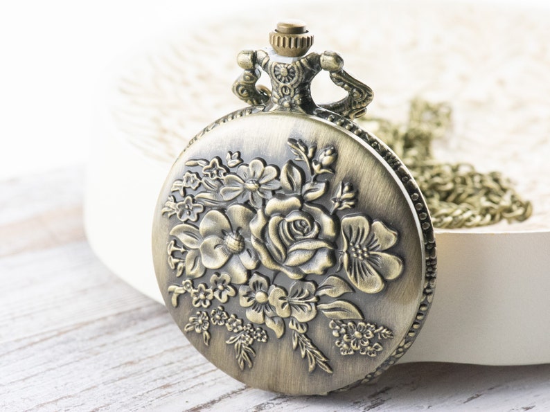 Collana lunga con orologio da taschino in bronzo con rose / Orologi unici / Gioielli ispirati alla natura immagine 1