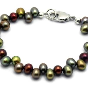 Puede incluir: Un brazalete de perlas de agua dulce multicolores con un cierre plateado. Las perlas son una mezcla de verde, marr&oacute;n y negro.