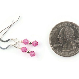 Örhängen med oktobers födelsesten, present till oktoberörhängen, minimalistiska Swarovski-örhängen, rosa Swarovski-örhängen, födelsedagsörhängen bild 3