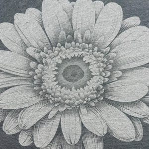 Lasergraverad fyrkantig underlägg i svart skiffer med gerbera-präriefärg • Rustik barbehör bild 2