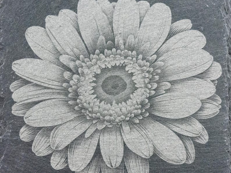 Lasergraverad fyrkantig underlägg i svart skiffer med gerbera-präriefärg • Rustik barbehör bild 2