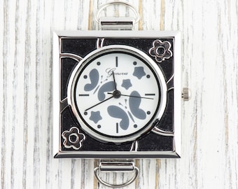 Reloj con esfera cuadrada y pantalla redonda plateada con diseño de mariposa • Reloj para manualidades con cuentas • Fabricación de joyas • Analógico • Incluye bucles y batería