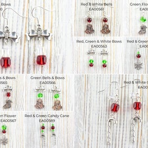 Pode incluir: Uma cole&ccedil;&atilde;o de brincos com tema de Natal com v&aacute;rios designs. Os estilos incluem la&ccedil;os vermelhos e brancos, sinos, botas, flocos de neve e bengalas doces. Cada brinco apresenta um charme decorativo e uma conta vermelha ou verde. Os brincos s&atilde;o exibidos em uma superf&iacute;cie clara de gr&atilde;o de madeira.