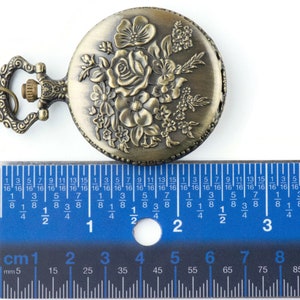 Collana lunga con orologio da taschino in bronzo con rose / Orologi unici / Gioielli ispirati alla natura immagine 4