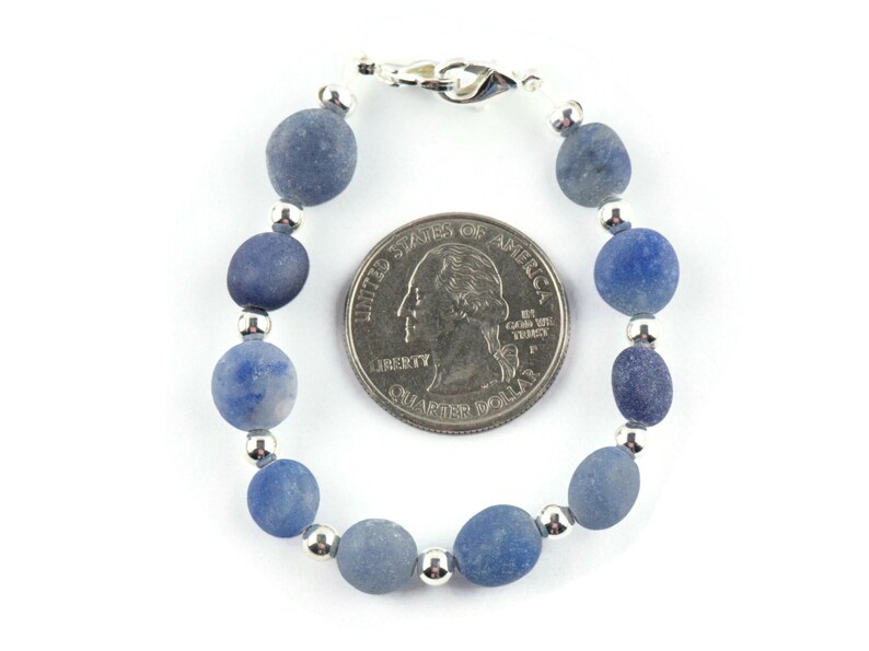 Mattblått utbytbart klockarmband med stretchpärlor i sodalit • Armband med medicinsk ID • Enkel sträng • Handgjorda smycken bild 5