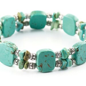 Op de afbeelding: Turquoise en zilveren armband met vierkante turquoise kralen en zilveren tussenkralen.