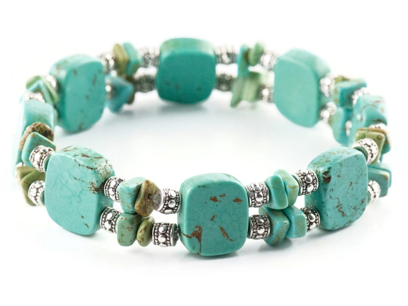 Op de afbeelding: Turquoise en zilveren armband met vierkante turquoise kralen en zilveren tussenkralen.