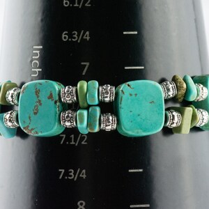 Op de afbeelding: Turquoise en zilveren kralen armband met vierkante turquoise kralen en zilveren spacer kralen. De armband is 17,78 cm lang.
