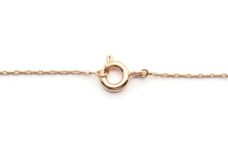Peut inclure: Un collier en cha&icirc;ne dor&eacute;e avec un fermoir &agrave; ressort.