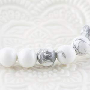 Peut inclure: Bracelet en pierres pr&eacute;cieuses blanches et grises avec des perles rondes.