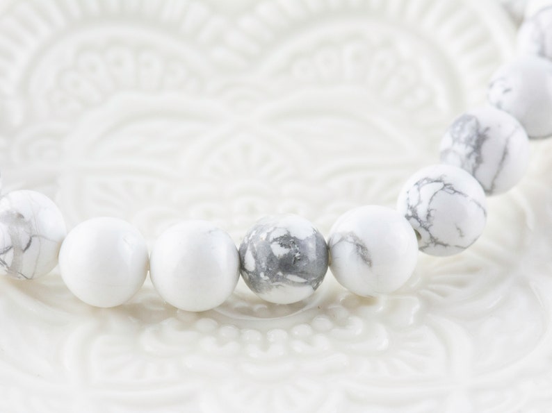 Peut inclure: Bracelet en pierres pr&eacute;cieuses blanches et grises avec des perles rondes.