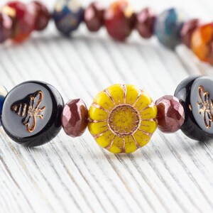 Humla blommig pärlsträckt armband, färgglada handgjorda fasetterade tjeckiska glas smycken, naturinspirerad solros modeaccessoar bild 2