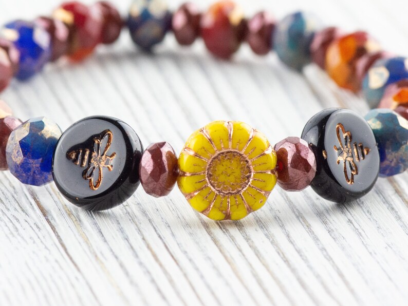 Humla blommig pärlsträckt armband, färgglada handgjorda fasetterade tjeckiska glas smycken, naturinspirerad solros modeaccessoar bild 2