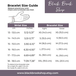 Puede incluir: Un gr&aacute;fico que muestra la gu&iacute;a de tallas de pulseras en pulgadas y cent&iacute;metros. El gr&aacute;fico muestra el tama&ntilde;o de la mu&ntilde;eca en cent&iacute;metros y pulgadas, y el tama&ntilde;o de la pulsera correspondiente en cent&iacute;metros para un ajuste ce&ntilde;ido y suelto. El gr&aacute;fico tambi&eacute;n incluye instrucciones sobre c&oacute;mo determinar el tama&ntilde;o de la pulsera para un ajuste ce&ntilde;ido o suelto.