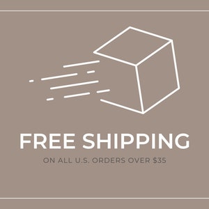 Pu&ograve; includere: Illustrazione a linea bianca di una scatola con una linea diagonale che la attraversa, a simboleggiare una spedizione rapida. Il testo "FREE SHIPPING" &egrave; sotto la scatola, e il testo "ON ALL U.S. ORDERS OVER $35" &egrave; sotto quello.