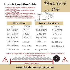 K&ouml;nnte beinhalten: Eine Tabelle, die zeigt, wie man sein Handgelenk f&uuml;r ein Stretchband misst. Die Tabelle enth&auml;lt Ma&szlig;e in Zoll und Zentimetern. Die Tabelle enth&auml;lt auch ein Diagramm, das zeigt, wie man die L&auml;nge eines Zifferblatts oder eines medizinischen ID-Tags misst. Der Text auf der Tabelle lautet "Stretch Band Size Guide" und "Black Brook Shop".