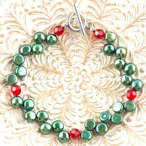 Jularmband med gröna sötvattenspärlor och röda kristaller • Julsmycken • Mistelarmband bild 6