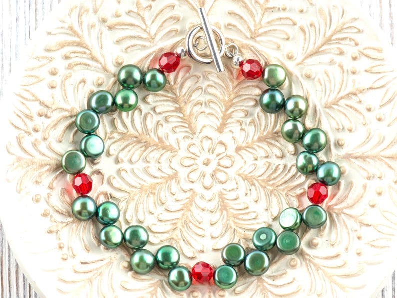 Jularmband med gröna sötvattenspärlor och röda kristaller • Julsmycken • Mistelarmband bild 6