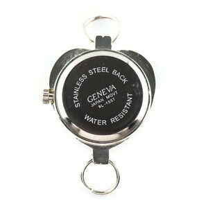 Pu&ograve; includere: Il retro di un orologio argentato con un quadrante nero. L'orologio ha un fondello in acciaio inossidabile ed &egrave; resistente all'acqua. Il quadrante dell'orologio dice "Geneva Japan Movt RL-15ST".