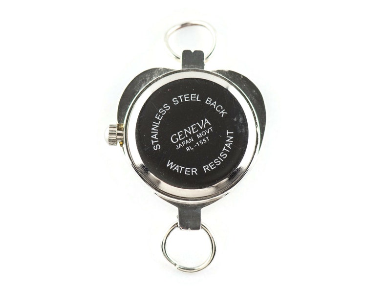 Pu&ograve; includere: Il retro di un orologio argentato con un quadrante nero. L'orologio ha un fondello in acciaio inossidabile ed &egrave; resistente all'acqua. Il quadrante dell'orologio dice "Geneva Japan Movt RL-15ST".