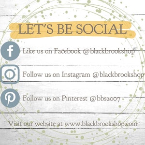 Puede incluir: Un gr&aacute;fico con el texto "LET'S BE SOCIAL" en un c&iacute;rculo amarillo.  Debajo del texto hay iconos de redes sociales con enlaces a las p&aacute;ginas de Facebook, Instagram y Pinterest de la tienda. El texto "Visita nuestro sitio web en www.blackbrookshop.com" est&aacute; debajo de los iconos de redes sociales.